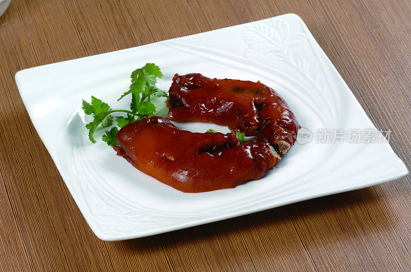 Marinated pig feet (卤猪蹄)